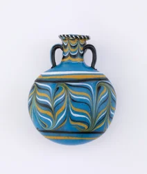 Hellblaue linsenförmige Flasche mit Federdesign in Weiß, Schwarz und Gelb, 18. Dynastie, ca. 1539-1295 v. Chr. (Glas)